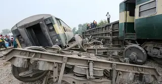 পাকিস্তানে রেহমান বাবা এক্সপ্রেসের ১৪টি বগি লাইনচ্যুত, নিহত ৫